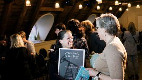 Oljeforegangskvinne Maria Moræus Hanssen (til høyre) snakker med Therese Elisabet Aarnæs som onsdag kveld ble kåret til Petro Lady of the year 2018 under møtet til Petro Ladies Club, en interesseorganisasjon for kvinner i oljebransjen.