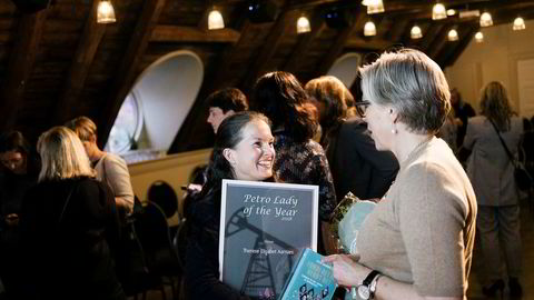 Oljeforegangskvinne Maria Moræus Hanssen (til høyre) snakker med Therese Elisabet Aarnæs som onsdag kveld ble kåret til Petro Lady of the year 2018 under møtet til Petro Ladies Club, en interesseorganisasjon for kvinner i oljebransjen.