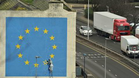 Det tikker ubønnhørlig ned mot skilsmissedatoen mellom Storbritannia og EU. Her slik popartisten Banksy ser det, på en mur i Dover. Maleriet forestiller en arbeider som hugger vekk en av stjernene i EU-flagget.