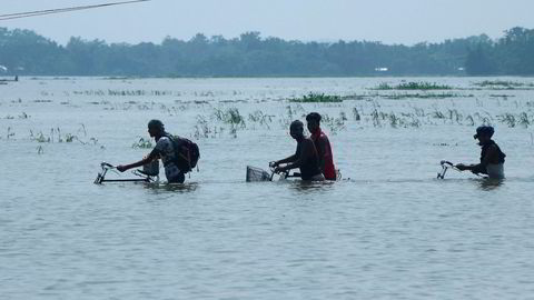 Millioner av mennesker i India har forlatt sine hjem på grunn av enorme oversvømmelser. Bildet er fra Boko i Kamrup-distriktet i regionen Assam. Samtidig herjer tørken i andre deler av India.