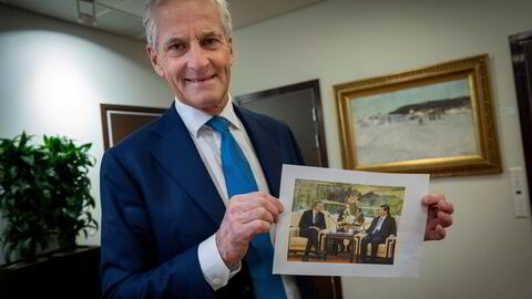 Statsminister Jonas Gahr Støre (Ap) viser frem et bilde han har på kontoret sitt med Kinas daværende visepresident Xi Jinping under et møte i Beijing.