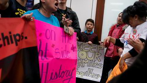 Det har vært en rekke protester mot Donald Trumps nye skattereform, men i natt ble den vedtatt av Senatet. Representantenes hus må behandle den en gang til før Trump skal underskrive og sette loven ut i livet.