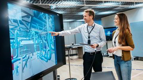 Equinors digitaldirektør Torbjørn F. Folgerø og leder for digitalisering i Johan Sverdrup Trine Svalestad viser frem skjermer med Sverdrup-feltets digitale tvilling. Her kan flere arbeidere være pålogget og se hverandre. Teknologien er den samme som multiplayer dataspill.