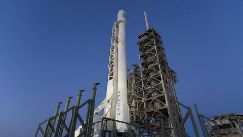 Den såkalte «boosteren» på Falcon 9-raketten brukes for på ny når SpaceX trolig skyter opp raketten natt til fredag. Bildet er tatt torsdag.