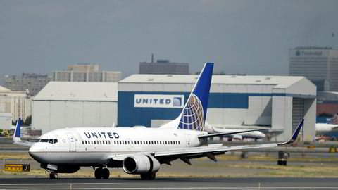 Arkivbilde av United-fly på Newark International Airport i New Jersey. United har fått markedet mot seg etter at en passasjer ble fjernet med makt fordi flyselskapet ville at en av deres ansatte heller skulle ha setet. AP Photo/Mel Evans, File)