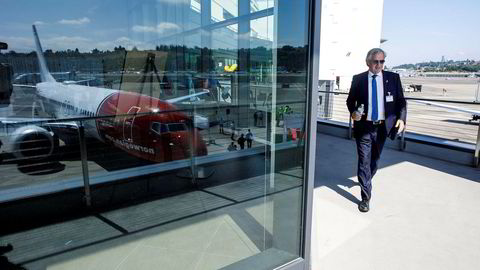 I 2017 var Norwegian-sjef Bjørn Kjos (bildet) på Boeings flyfabrikk i Seattle nordvest i USA for å hente hjem sitt første Boeing 737 Max-fly. I dag har Norwegian 18 fly av denne typen, og tirsdag ble alle parkert midlertidig.