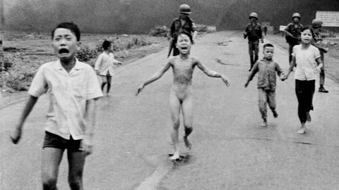 Dette ikoniske krigsbildet ble tatt i 1972, etter et napalmangrep i Vietnam. Bildet blir nå sensurert av Facebook, fordi ni år gamle Kim Phuck (i midten) bryter med deres regler for nakenhet. Foto: Nick Ut /AP Photo/NTB Scanpix