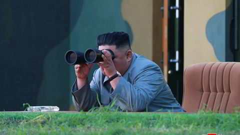 Nord-Koreas leder følger med på torsdagens våpentest, i dette udaterte bildet fra landets sentrale nyhetsbyrå (KCNA).