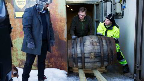 Et fat whisky trilles inn på det bombesikre lageret til Aurora Spirit i Lyngen. Fra venstre: Administrerende direktør Tor Petter Christensen, produksjonssjef Gjermund Stensrud og turistvert Janis Sloka.
