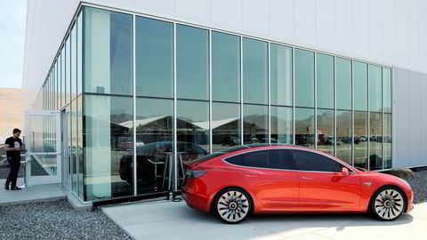 En prototype av den mer tilgjengelig prisede «Model 3» utstilt utenfor Teslas gigantfabrikk i Sparks, Nevada. Produksjonsstart er ventet i juli, der de første leveransene går til selskapets ansatte, og ansatte i Elon Musks SpaceX.