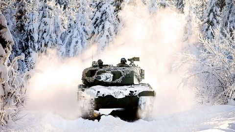 Stortingets kompromisser rett før jul om blant annet stridvogner, her illustrert ved en Leopard 2 A2 på øvingsfeltetet på Rena, brakte den økonomiske underdekningen til Forsvaret opp i en snau milliard kroner. Dermed er Forsvaret tilbake der det var ved regjeringsskiftet i 2013, skriver Sverre Diesen.