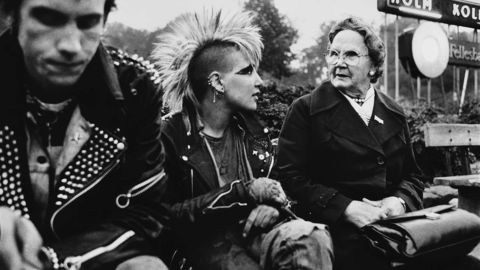 Åpen fremtid. Et knippe norsk, oppviglersk kulturhistorie danner grunnlag for Thomas Robsahms dokumentarserie «Punx». Ideen kom da sentrale aktører døde. På Facebook har allerede filmplakatens bandutvalg avstedkommet reaksjoner. «De Lillos!!??»skriver en bruker vantro. – Jeg er forberedt på trøbbel, ler regissør Thomas Robsahm. Foto: Marianne Brantsæther