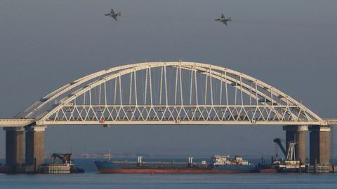 Russland har brukt rundt 35 milliarder kroner på å i rekordfart bygge Kertsjbroen som forbinder Russland og den annekterte Krimhalvøyen. Søndag blokkerte Russland den eneste adkomsten gjennom Kertsjstredet til Azovhavet, ved å parkere et tankskip under broen, mens jagerfly patruljerte luftrommet.