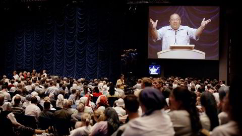 Smiths Venners åndelige leder Kåre J. Smith på storskjerm under åpningen av Brunstad Konferansesenter i 2004. Foto: Berit Roald/