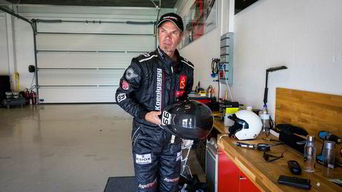 Bård Eker gjør seg klar til å kjøre på banen i sin garasje på Rudskogen Motorsenter.