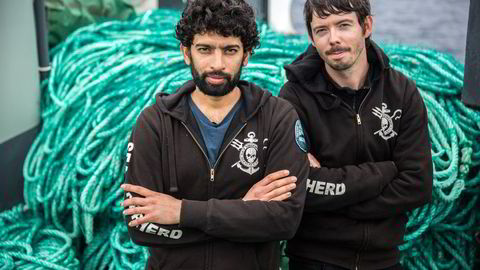 PIRATJEGERNE: Lederne av Sea Shepherds «Operation Icefish», kapteinene Sid Chakravarty på “Sam Simon” og Peter Hammarstedt på “Bob Barker”, har vært på piratjakt i over fire måneder. Foto:Jeff Wirth, Sea Shepherd Global