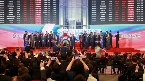 Folk tar bilder under åpningsseremonien av Shanghai Stock Exchange sin nye markedpslass Star Market.