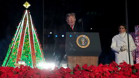 President Donald Trump og førstedame Melania fulgte tradisjonen og tente juletreet utenfor Det hvite hus for et par uker siden. Men julefesten med pressen har han avlyst.