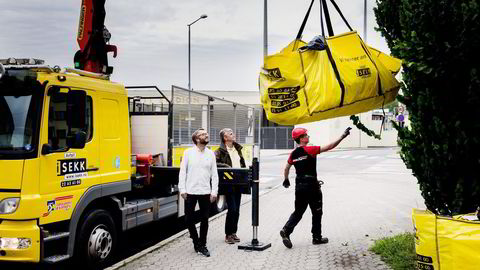 – De største sekkene tar 1250 kilo, sier sjåfør Paul Pettersen med sikkerhetshjelmen på. Ved hans side står daglig leder Arve Jansen (til venstre) og medgründer Anders Huitfeldt-Kaas i Isekk. Foto: