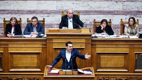 Tross store protester vedtok det greske parlamentet i helgen nye kutt. Statsminister Aleksis Tsipras (foran) kan derfor se frem til en ny sjekk fra Brussel. Foto: Yorgos Karahalis, Ap/NTB Scanpix