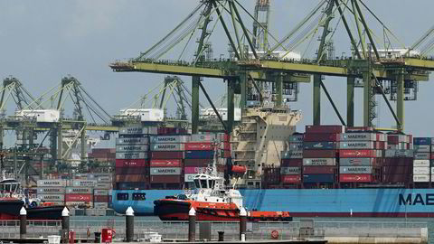 Det er roligere enn til vanlig ved containerhavnen i Singapore. Eksporten har falt kraftig og nye statistikker viser en nedgang på åtte prosent for industriproduksjonen.