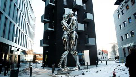 Statuen «In every lifetime I will find you» på åtte meter er ett av blikkfangene ved Orklas nye kontor.