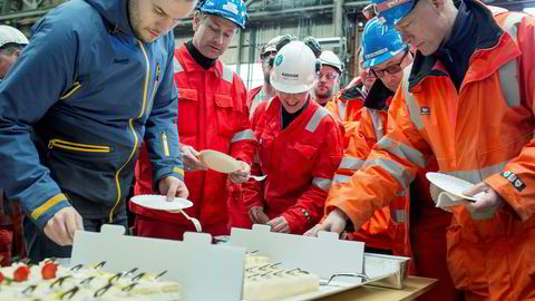 Her feirer Kværner-ansatte og gjester etter å ha vunnet en omfattende kontrakt på opprustning av Njord A-plattformen tidligere i år.