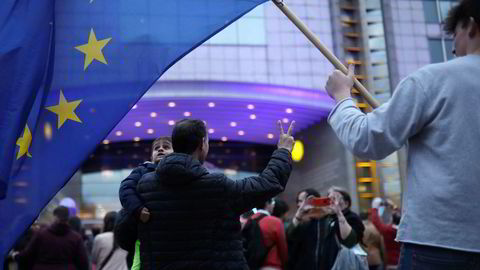 Valget til nytt EU-parlament har gitt mange og store endringer. Mange folk samlet seg utenfor Europaparlamentet i Brussel på valgdagen søndag.