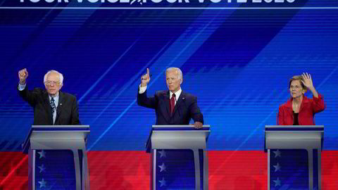 Fra venstre senator Bernie Sanders, Tidligere visepresident Joe Biden (fra venstre), senator Elizabeth Warren under kveldens debatt blant de ti demokratiske presidentkandidatene i Houston