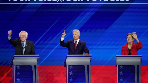 Fra venstre senator Bernie Sanders, Tidligere visepresident Joe Biden (fra venstre), senator Elizabeth Warren under kveldens debatt blant de ti demokratiske presidentkandidatene i Houston