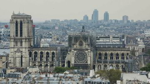 Slik ser Notre-Dame i Paris ut dagen etter det ødeleggende brannen.
