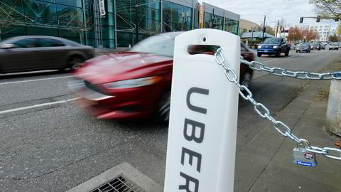 I praksis opererer Uber som en svært dyr drosjesentral og tar 20–30 prosent av brutto omsetning ubeskattet ut av landet, skriver artikkelforfatteren. Foto: Mike Blake/Reuters/NTB Scanpix