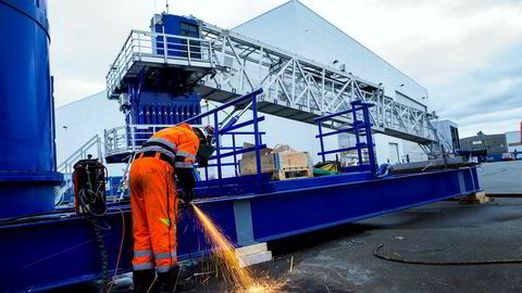 Thomas Grønningen er produksjonsarbeider hos Uptime på Karmøy, et av innovasjonseksemplene Norsk olje og gass peker på. Selskapet lager avanserte gangbroer som gjør det mulig å entre havvindmøller fra båt selv i grov sjø.