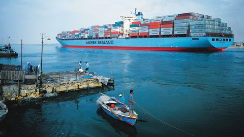 Vinnerne tjener mer på frihandel enn taperne taper, skriver artikkelforfatteren. Her illustrert ved dagliglivet langs Suez-kanalen, hvor internasjonal handel setter sitt preg på landskapet. Foto: Dagens Næringsliv