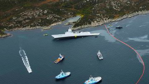 Fregatten KNM «Helge Ingstad» havnet i fjæresteinene med slagside etter at den kolliderte med en tankbåt ved Stureterminalen i Øygarden.