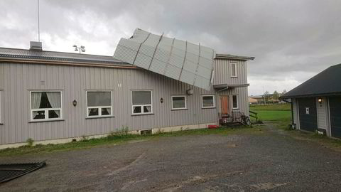 Deler av taket på klubbhuset til Vang Fotballag ved Hamar ble tatt av vinden i ekstremværet Knud.