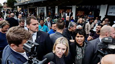 Sylvi Listhaug ble omringet av norsk og svensk presse da hun besøkte Rinkeby Torg i Stockholm denne uken.