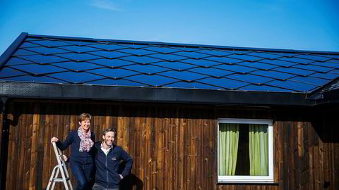 Anne Sønstevold og mannen regner ikke med å tjene inn investeringen i solcelletaksten, som er langt dyrere enn paneler. Men hun koser seg med å følge produksjonen av lokal kraft på appen fra Andreas Thorsheims Otovo.