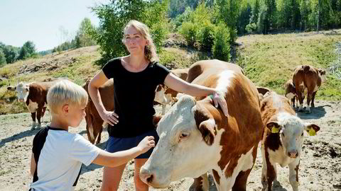 Gårdbruker Ann Kristin Teksle er på beite i Ulefoss sammen med sønnen Per Johan (7). Hun håper det blir mulig å komme gjennom tørken uten å slakte dyr eller få hjelp av banken.