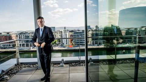 Partner Andrew O’Callaghan i PwC har utsikt mot det europeiske hovedkontoret til Google, som er det høyeste bygget på andre siden av havnen i Dublin. Området kalles «Silicon Docs», og tiltrekker seg flere internasjonale banker. Foto: Gorm K. Gaare