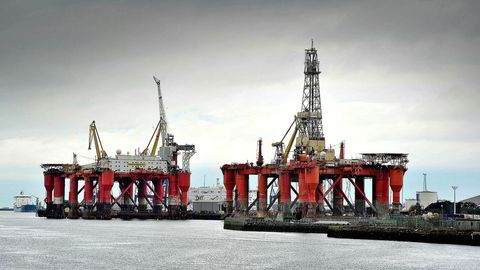 De to Fred. Olsen Energy-riggene Borgny Dolphin og Borgholm Dolphin til kai ved selskapets verft Harland & Wolff i Belfast.