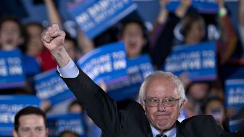 Bernie Sanders jubler etter at seieren var klar i demokratenes nominasjonsvalg i New Hampshire. Foto: Andrew Harrer/