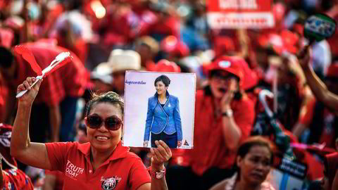 VISER STØTTE. Et medlem av «rødskjortene» holder opp et bilde av Thailands statsminister Yingluck Shinawatra under en demonstrasjon utenfor Bangkok igår. Foto: Athit Perawongmetha, Reuters/NTB Scanpix