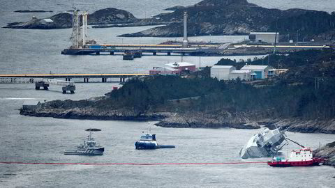 Fregatten KNM «Helge Ingstad» ligger med slagside nær Stureterminalen, som man ser i bakgrunnen.