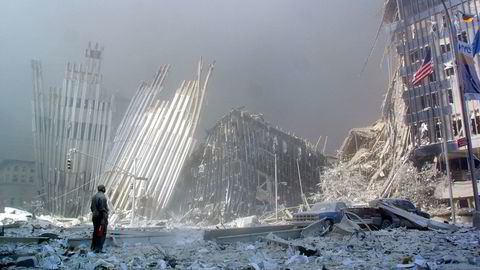 Fredsforskere mener kampen mot terror har undergravd global sikkerhet. På bildet står en mann og ser på restene av World Trade Center etter terrorangrepet i New York 11. september 2001. Foto: Doug Kanter/AFP photo/NTB scanpix