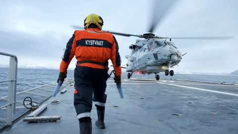 Flytting av seks av Forsvarets helikoptre fra Bardufoss til Rygge vil bidra til en marginal effektiviseringsgevinst innen Forsvaret, men lede til uante beredskapsmessige kostnader for andre sektorer i nord. Her lander Eet NH-90 helikopter på kystvaktfartøyet «KV Senja».