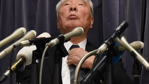 Osamu Suzuki måtte svare om «uregelmessigheter» i utslippstester under en pressekonferanse onsdag 18. mai. Bilaksjen raste 15 prosent på nyhetene. Foto: Toru Yamanaka / AFP / NTB Scanpix