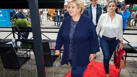 Statsminister Erna Solberg på vei til frokostmøte under Arendalsuka.