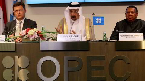 Opecs generalsekretær Mohammad Barkindo (til høyre) sammen med Saudi-Arabias energiminister Khalid Falih og Russlands energiminister Alexander Novak under et møte i Wien i mai i år.