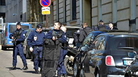 Fransk politi sikrer området nær IMFs kontorer i Paris etter at en brevbombe eksploderte i lokalene torsdag.